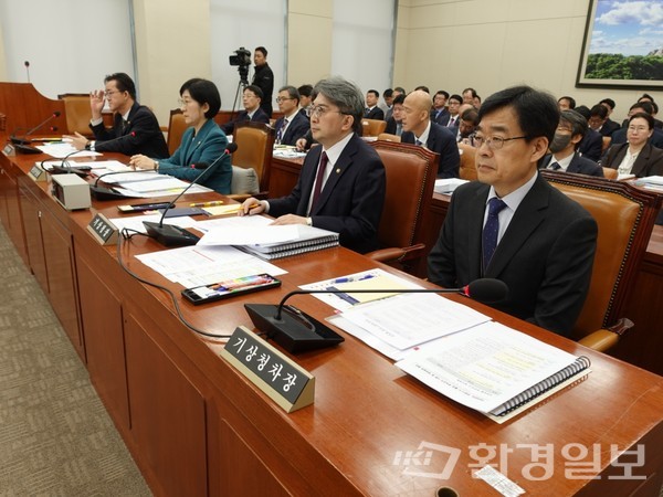본 국정감사에 출석한 한화진 환경부 장관, 유희동 기상청장을 비롯한 관계자들의 모습 /사진=김인성 기자