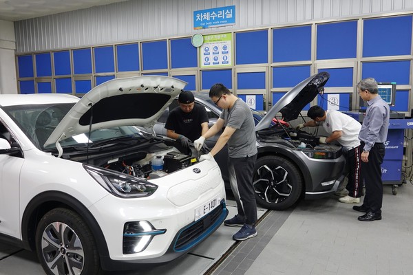 한국폴리텍대학 남대구캠퍼스 자동차과 학생들이 전기자동차 정비 실습을 하고 있다. /사진=고용노동부