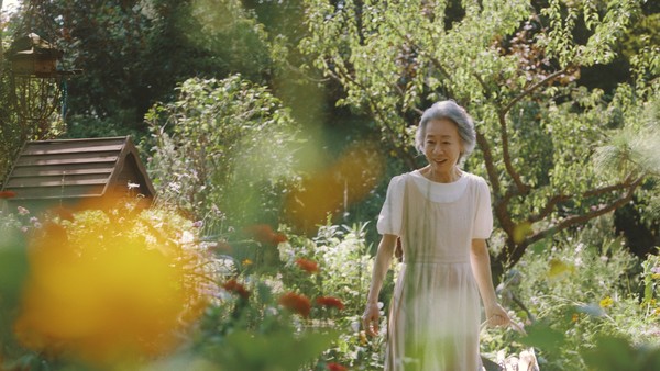 배우 윤여정이 그린피스 ‘꿀벌 식당’ 캠페인 영상에 출연하여 벌에게 맛있는 식사 대접에 나섰다. /자료제공=그린피스