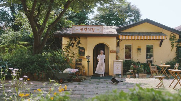 배우 윤여정이 그린피스 ‘꿀벌 식당’ 캠페인 영상에 출연해 벌에게 맛있는 식사 대접에 나섰다. /자료제공=그린피스