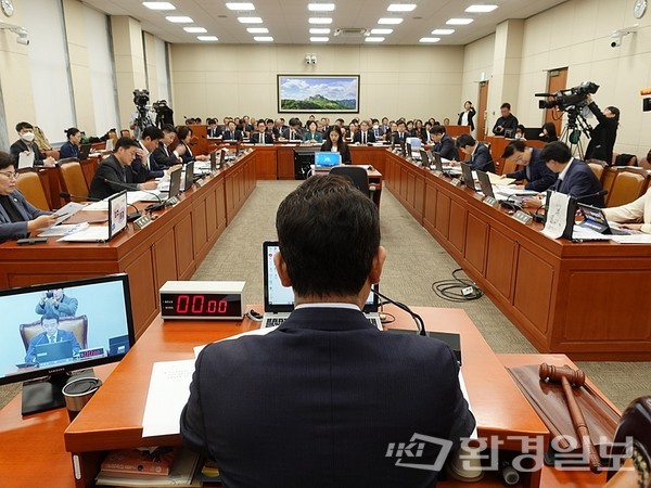 지난 27일 국회 환경노동위원회는 환경부와 기상청에 대한 종합감사를 실시했다. 위 사진은 국감 개회 시작을 알리는 박정 환노위 위원장의 모습 /사진=김인성 기자