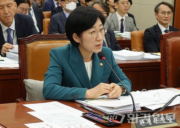 한화진 환경부 장관은 석면 전수조사 실태에 대해  “지금도 계속 조사를 하고 있고 AI 시스템 도입 등 종합적으로 검토하고 있다”고 전했다. /사진=김인성 기자