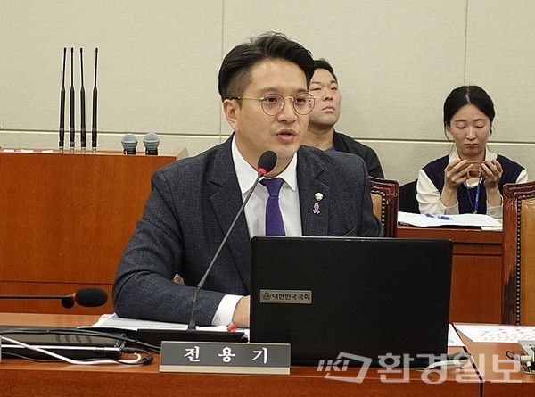 전용기 의원은 환경부 감사관의 외유성 출장에 대해 “탐방을 하고 뱃놀이를 하는데 어떻게 산과 댐을 감사하는가. 장관이 감사실을 다 살펴야 한다”고 지적했다. /사진=김인성 기자