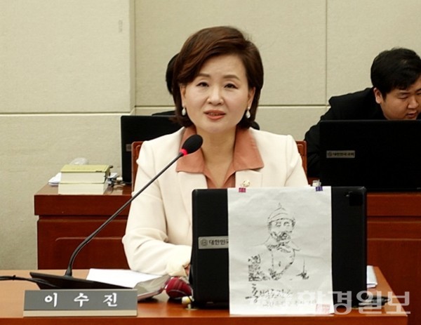 이수진 의원은 “환경부에서 아동 센터 등의 실내공기질 실태 조사 자료를 확인하고 빠르게 시행령 개정하고, 예산 확충해서 점검해야 한다”고 당부했다. /사진=김인성 기자