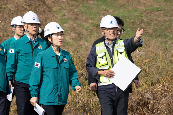섬강 부평지구(원주시 반계리 소재)를 한화진 환경부 장관이 방문해 하천 준설 현장을 점검했다. /사진제공=환경부