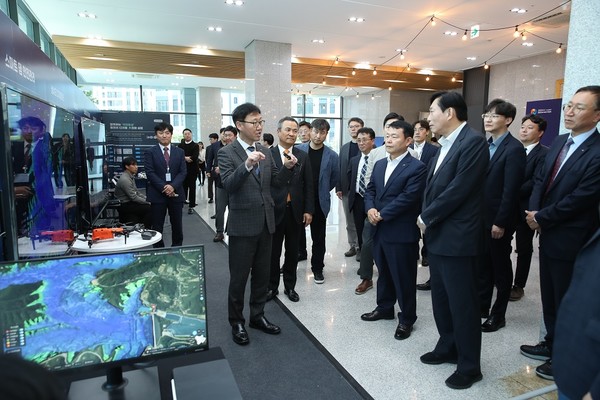 선포식에 참여한 참석자들이 행사장 내 전시부스에서 한국수자원공사의 물관리 혁신기술에 대한 설명을 청취하고 있다. /사진제공=한국수자원공사