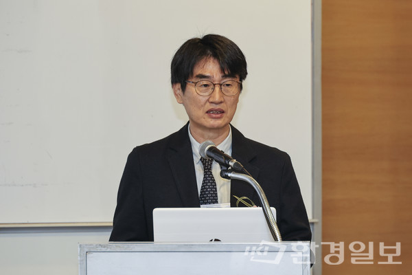 한국환경정책학회 설립 30주년 기념식 개회사에서 최정석 한국환경정책학회장은 "탄소중립과 녹색전환은 관계 기관, 전문가들간 깊은 교류와 협력으로 달성될 수 있다"고 말했다. /사진=이다빈 기자