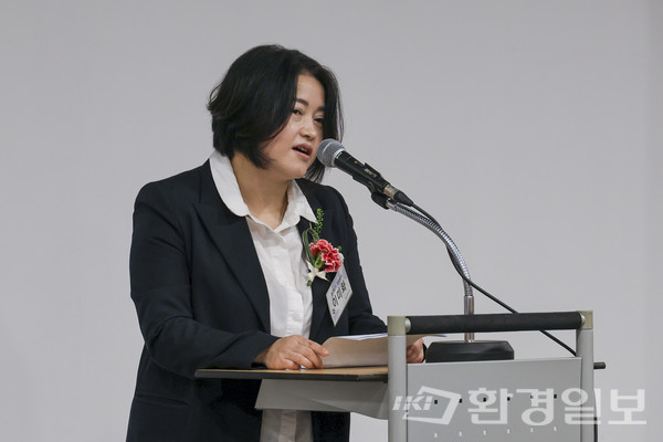 한국환경정책학회 30주년 기념식과 학술대회를 공동 주최한 이미화 환경일보 발행인은 개회사에서 "환경정책 분야는 물론 연구, 입법, 환경 관련 공공기관, 언론 간 협력을 확대해야 한다"고 말했다. /사진=이다빈 기자