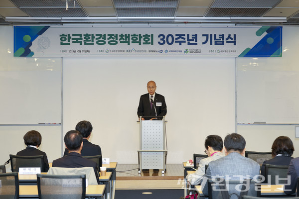 이상협 국가녹색기술연구소 소장은 개회사에서 "현재 대한민국 환경산업에 있어 가장 중요하게 다뤄져야 할 동력은 기후변화로 인해 규제에서 정책으로 변화했다"고 말했다. /사진=이다빈 기자