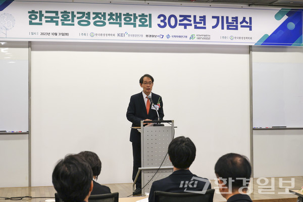 고문현 ESG학회장은 "환경정책에서 요구되는 다양한 이슈가 학술대회를 통해 교류되고 행사 후에도 오늘 만들어진 집단지성이 우리 사회를 더 지속가능하고 살기 좋은 공동체를 만드는 것에 큰 역할을 할 것으로 기대한다"고 말했다. /사진=이다빈 기자