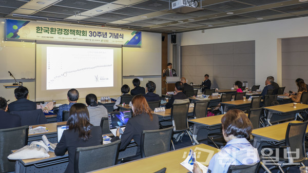 한국환경정책학회 설립 30주년 기념식에서 이창훈 한국환경연구원장과 이상협 국가녹색기술연구소 소장의 ‘지속가능발전과 환경정책: 환경과 사회의 녹색연대’ ‘환경 에너지: 탄소중립 시대 녹색기술정책 방향’을 주제로 한 기조강연이 진행됐다. /사진=이다빈 기자 