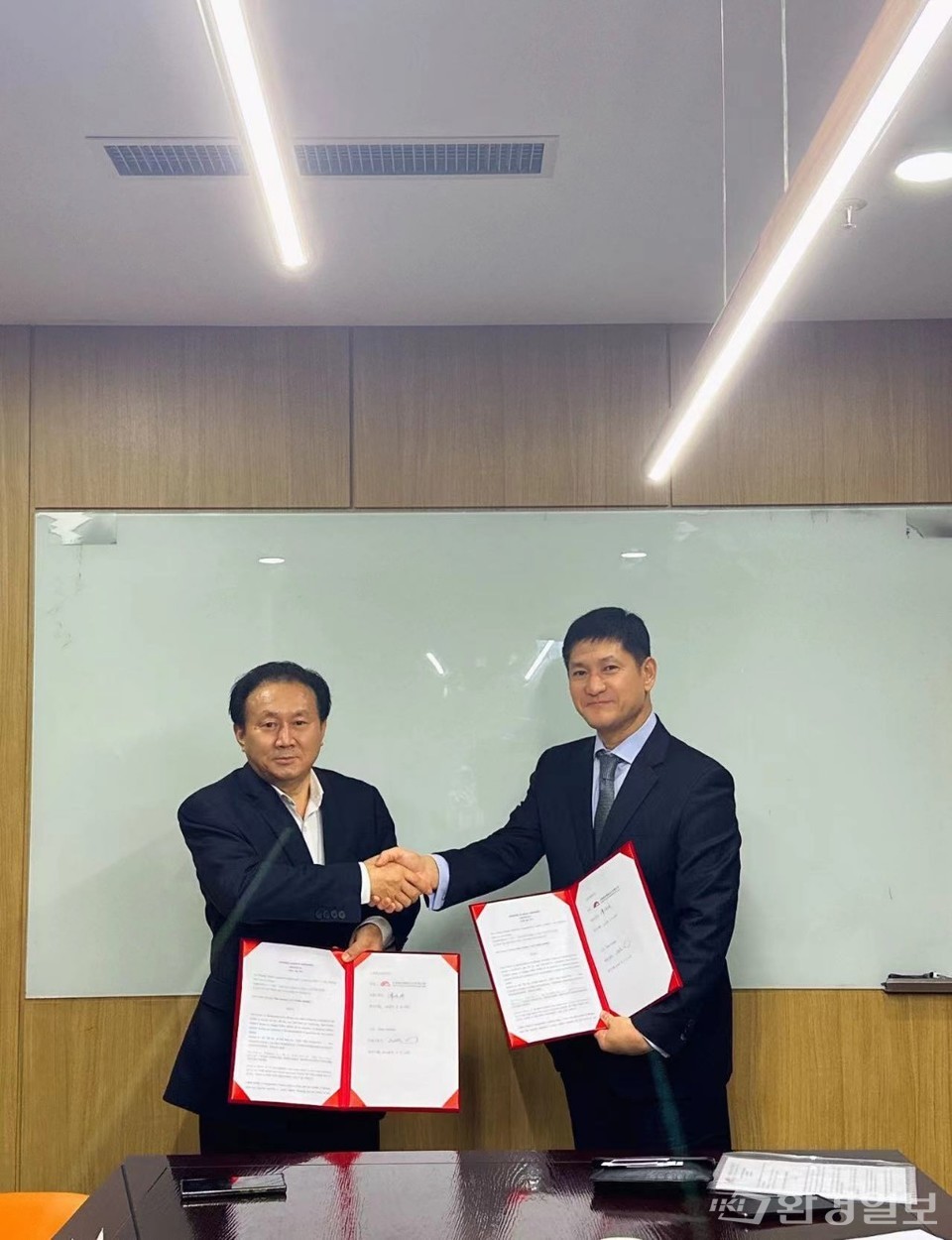 화능웅비신에너지유한회사와 루이바오그룹 중국 총판매책임자로 김휘 ESS 에너지저장 및 해외담당을 내정했다. /사진제공=한중기업가협회