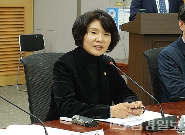 한정애 의원은  “EU나 다른 나라의 사례들을 보면 주거나 건물과 관련해 어떻게 탈탄소화로 전환할 것인지에 대해 논의가 진행되고 있다”며 “우리도 로드맵을 잘 마련하고 실제 이행을 하는 게 매우 중요하다”고 전했다. /사진=김인성 기자