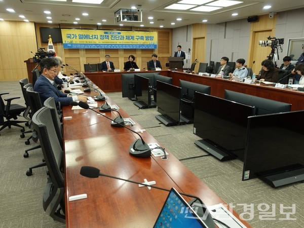 2일 국회의원회관에서 국회기후변화포럼, 대통령직속 2050 탄소중립 녹색성장위원회로 열린 ‘국가 열에너지 정책 진단과 체계 구축 방향’국회 정책 토론회 전경 /사진=김인성 기자