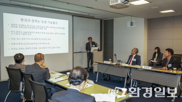 10월 31일 서울 중구 상공회의소에서 환경일보가 30주년을 기념해 ‘기후위기시대 지속가능발전을 추구하는 환경언론’을 주제로 전·현직 환경 전문 기자들을 초대해 토론회를 개최했다. /사진=이다빈 기자