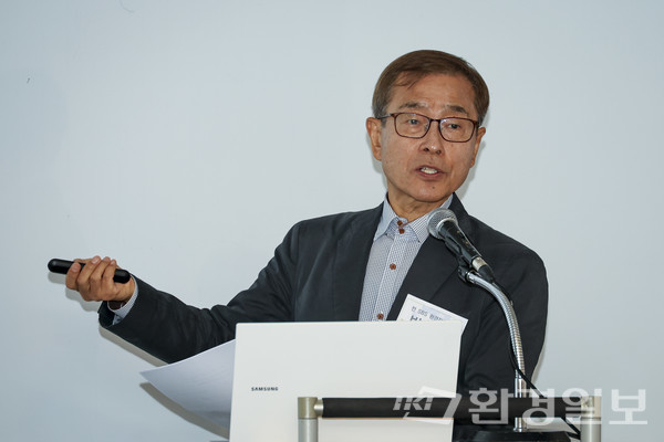 박수택 전 SBS 환경전문기자는 현재 언론이 여러가지 외압에 휘둘리며 언론의 역할을 못 하고 있다고 밝히며 이런 시기일수록 환경언론은 외압에 굴하지 않고 언론의 자세를 고수해야 한다고 조언했다. /사진=이다빈 기자