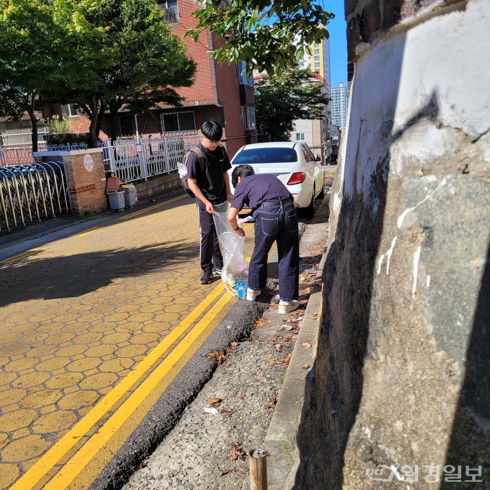 주원 1동 인근 공원과 아파트에서 쓰레기 줍기에 나선 취재진들 /사진=박주은 객원기자