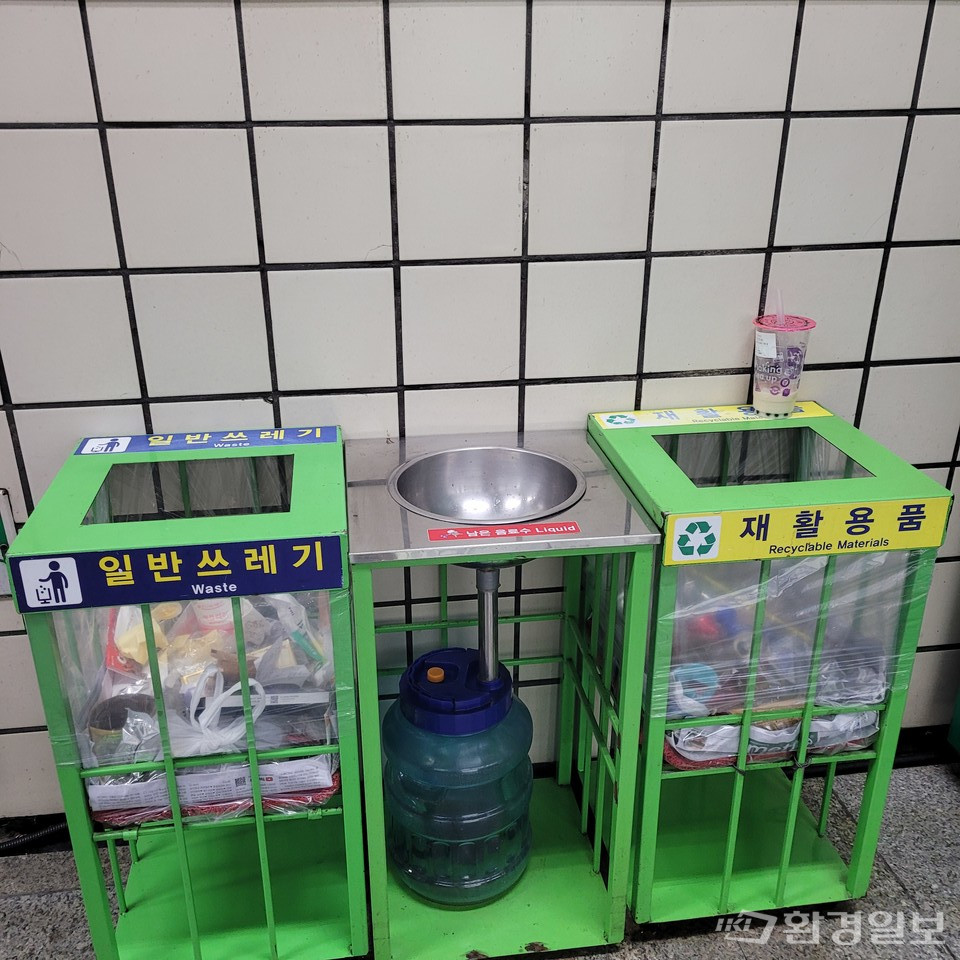 2호선 신촌역 지하철역에 설치된 음료 쓰레기통 /사진=박주은 객원기자