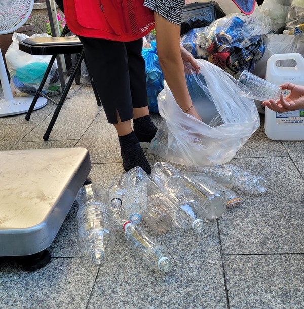 취재진이 수거해 세척한 페트병 /사진=박주은 객원기자