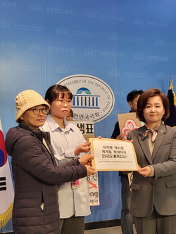 마지막으로 유리병재사용시민연대와 한국환경회의는 유리병 재사용 확대를 요구하는 6040명 시민들의 서명과 요구안을 이수진 의원실에 전달했다.