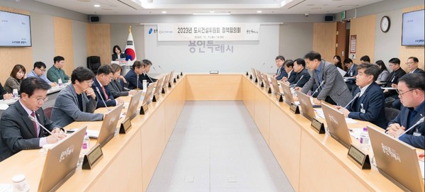 도시건설위원회 소속 집행부서 참석자 정책협의회 진행 /사진제공=용인시의회