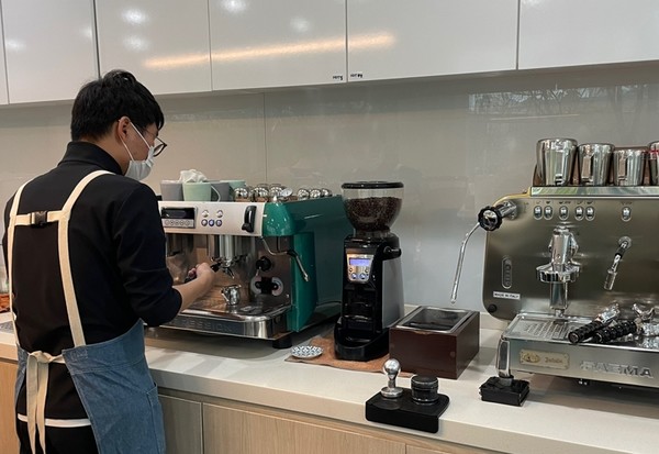 장애인일자리 참여자 근무 모습 /사진제공=용인시