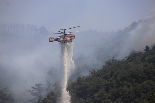 산림청 헬기가 산불을 진화하고 있다. /사진제공=산림청