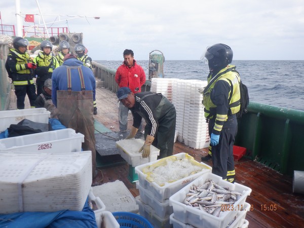불법으로 어획량을 적게 기재한 중국 자망어선 1척을 나포했다. /사진제공=해양수산부