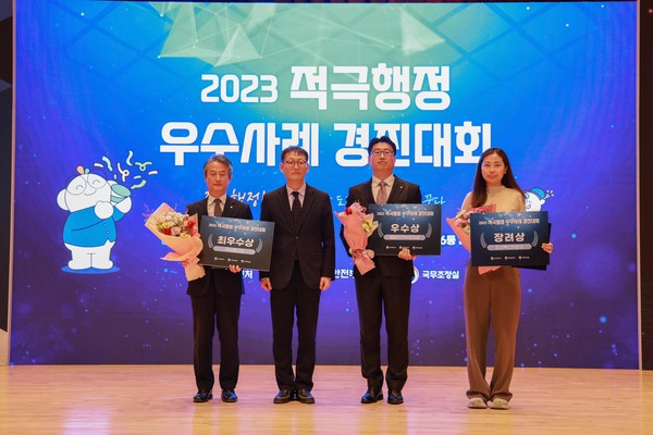 안병옥 이사장이(왼쪽 첫 번째)이 2023년 적극행정 우수사례 경진대회에서 ‘국무총리상’을 수상했다. /사진제공=한국환경공단