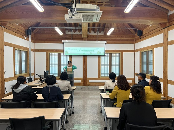 폐식용유로 친환경 비누 만들기 클래스 참가자들 /사진제공=영천시