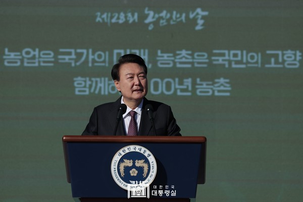 윤석열 대통령이 지난 10일 오후 수원 서호 잔디광장에서 열린 제28회 농업인의날 기념식에 참석해 축사를 하고 있다. /사진제공=대통령실