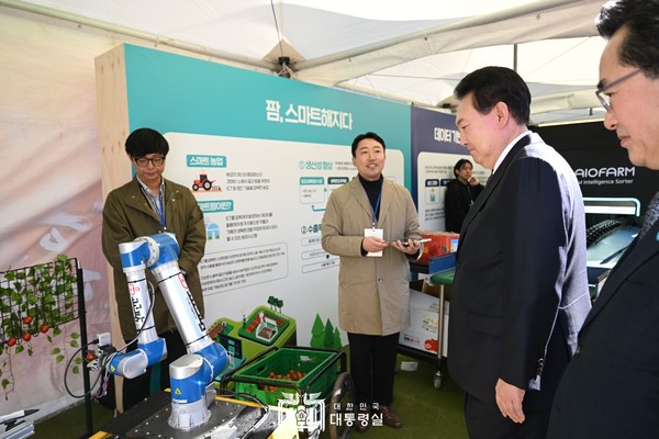윤석열 대통령이 행사장 입구에 마련된 스마트농업관과 가루쌀관에 관심을 보이며 AI를 활용한 농작물 수확에 대해 자세히 질문하며 스마트팜에 관심을 보였다. /사진제공=대통령실