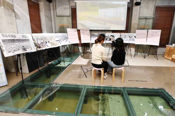 시민들이 ‘품종의 탄생: 수원 쌀 이야기’ 전시 영상물 관람 /제공=수원시