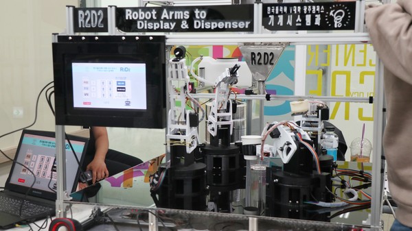 한국폴리텍대학 광주캠퍼스 기계시스템과 학생들이 프로젝트 작품으로 제작한 ‘믹스커피 음료 자동 제조 협동로봇’의 모습 /사진제공=고용노동부