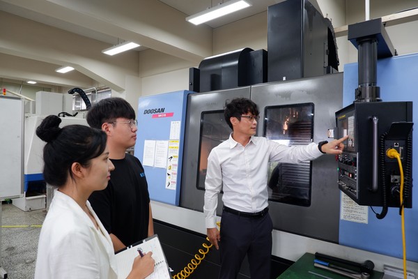 한국폴리텍대학 창원캠퍼스 기계시스템과 학생들이 CNC 머시닝센터 장비 조작법에 대한 설명을 듣고 있다. /사진=고용노동부