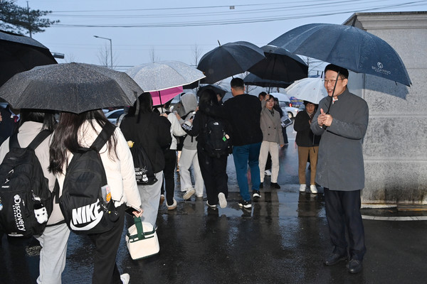성희여자고등학교에서 수능을 마친 수험생을 격려하는 임종식 교육감 /사진제공=경북교육청