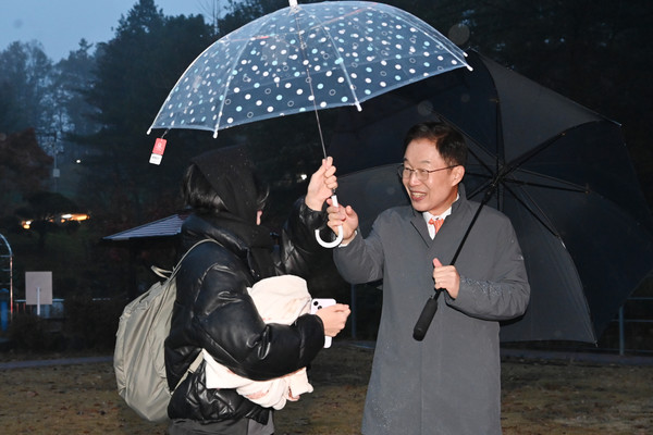 수능을 마친 수험생을 맞이하는 임종식 교육감 /사진제공=경북교육청