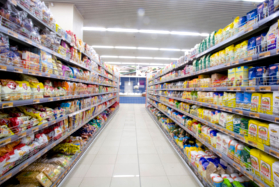 화려한 포장지에 우리의 눈이 반짝일 때, 지구의 눈빛은 점점 흐려져 가고 있다. 포장지와 잉크, 그리고 인쇄 방식에 걸쳐 식품업계의 다양한 시도와 노력이 필요한 때이다. /사진=환경일보DB