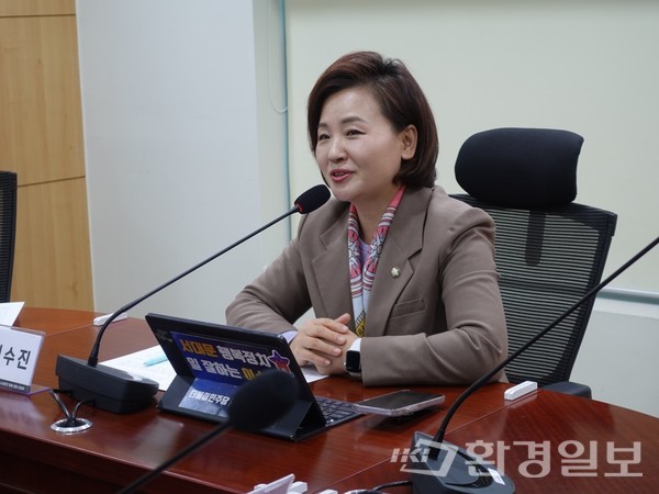 이수진 의원은 “사업자들은 규제가 힘든 것이 아니라 일관성이 없는 정책으로, 정부가 리스크를 제공하고 있다”며 미래를 위해 앞장섰던 소상공인들을 지킬 수 있는 방법을 최선을 다해 모색하겠다”고 전했다. /사진=김인성 기자