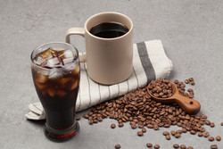 소비자 패널조사 결과 가정에서는 주당 평균 6.5잔의 커피를 마시고 있었다.