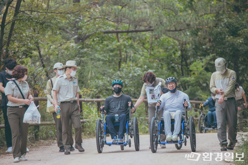 척수장애인이 소정의 교육을 이수한 뒤 산악용 휠체어를 타고 북한산우이령 길을 이용하고 있다. /사진제공=북한산국립공원도봉사무소