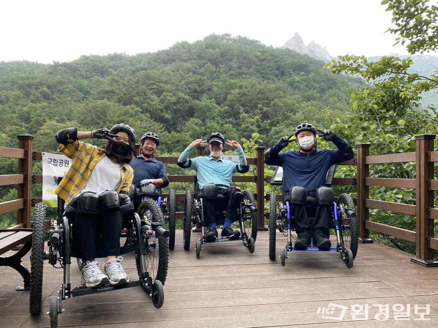 척수장애인 가족에게도 산악용 휠체어를 체험할 수 있는 기회를 제공하고 있다. /사진제공=북한산국립공원도봉사무소