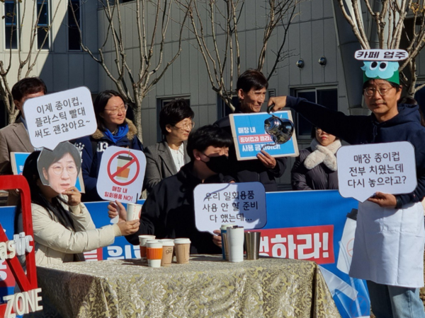 전북지역 시민사회단체는 매장 내에서 사용할 다회용컵을 준비했지만 일회용품을 쓰라는 환경부의 지침에 대한 비판을 담은 모습을 구현했다. /사진=녹색연합