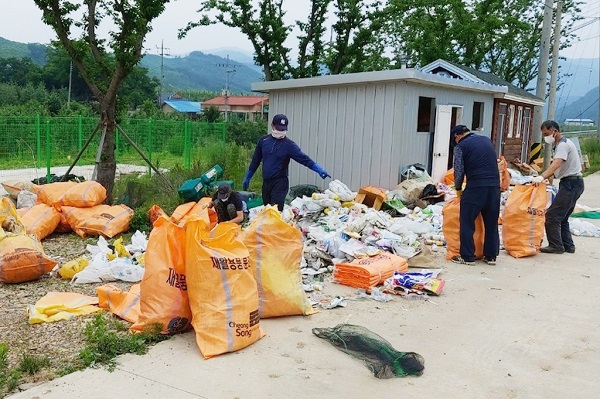 마을가꾸기 봉사활동에 나선 단체 회원들  /사진제공=청송군
