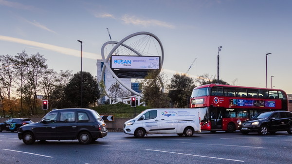 런던의 명소, 차량 이동이 많은 주요 도심에 부산엑스포 옥외광고가 설치된 모습. 런던 완즈워스./사진제공=삼성전자