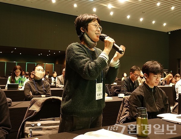 플로어에 있었던 시민은 생물다양성에 대한 관심을 가지고 있지만, 쉽게 접근할 수 있는 정보 통로가 없다는 점을 토로하며 이에 대한 환경부의 대안을 기대했다. /사진=김인성 기자