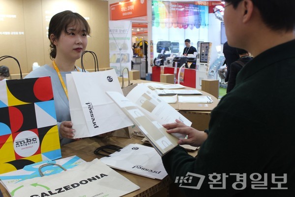 ​부스를 방문한 참관객에게 제품을 소개하고 있는 HB페이퍼 직원 /사진=박선영 기자