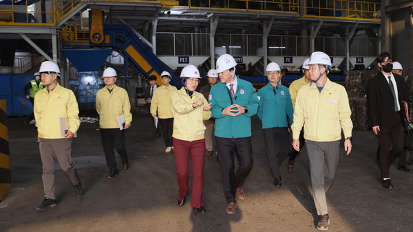 임상준 환경부 차관 안성시 생활자원회수센터(선별장) 현장 방문 /사진제공=안성시