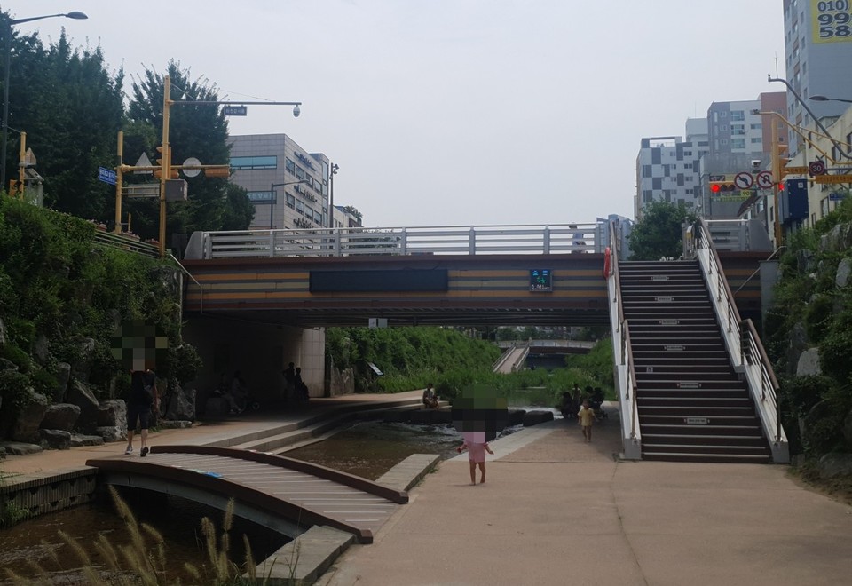 피서를 즐기고 있는 시민들. 심곡천에 공급되는 물은 2급수로 수영과 목욕이 가능하다. /사진=김경훈 객원기자