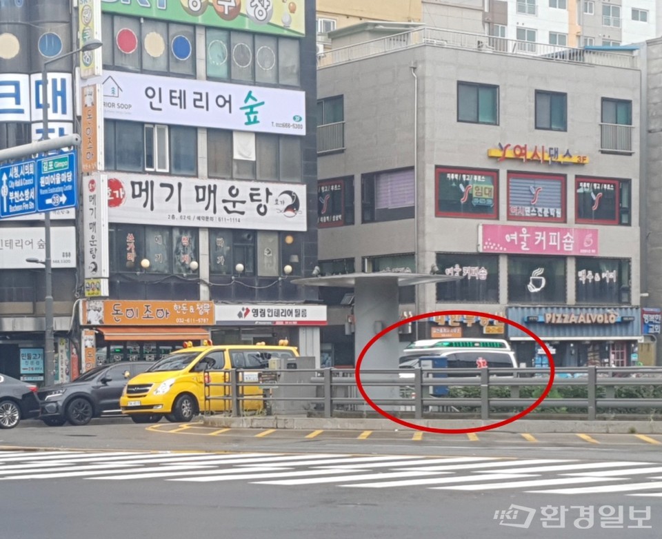 앞으로 가지 못하는 응급차. 좁은 도로와 출근길의 많은 차량은 응급차를 막고 있었다. /사진=김경훈 객원기자